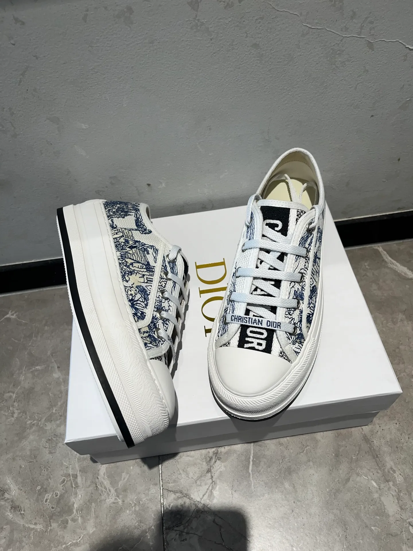 👟👟Ex-factory price 520👟👟 Walk‘n’Dior embroidered mid-top casual shoes are new in 2025. On the fashion stage, Dior embroidered shoes are the well-deserved protagonist. Delicate stitching is used on the upper, every stitch is devoted to the craftsman's efforts, and every thread is woven with artistic poetry. From complex floral patterns to smart geometric textures, embroidery is like the magic that gives shoes life, allowing them to show dynamic beauty even in static conditions.   Wearing Dior embroidered shoes feels like stepping into a dream world full of art. It is not only a pair of shoes, but also a walking piece of art that perfectly integrates fashion and culture. Whether you are strolling on the bustling city streets or attending important social occasions, Dior embroidered shoes can add unique charm to your style and become the focus of everyone's attention.   Choosing Dior embroidered shoes means choosing a persistent pursuit of quality and a unique understanding of fashion. Let it accompany you through every wonderful moment and leave your own fashion mark.  Material: Sheepskin lining, feet, silk cowhide, size 35-41, heel height 5cm